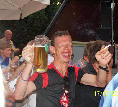 Hässliche Menschen Bilder - Party mit Bier lachen