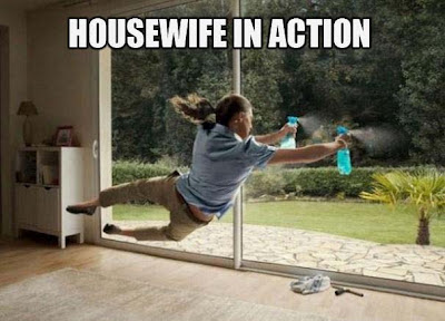 Lustiges Bild einer Hausfrau beim Fenster putzen