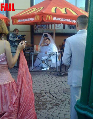 Heiraten lustig - Hochzeitsfeier bei McDonalds Heiraten lustig - Hochzeitsfeier bei McDonalds