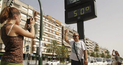 Hitzewelle in der Stadt - 50 Grad Celsius - Sommer Urlaub lustig Hitzewelle in der Stadt - 50 Grad Celsius - Sommer Urlaub lustig