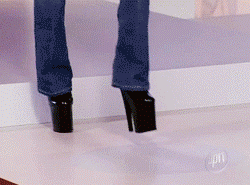 In High Heel umknicken - Frau fällt hin lustig In High Heel umknicken - Frau fällt hin lustig