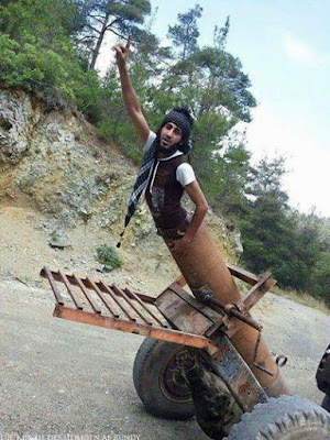 Islamischer Staat Soldat lustig in selbstgebauter Kanone