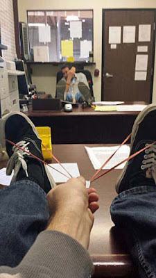Keine Lust auf Arbeit - Langeweile im Büro lustige Arbeitskollegen