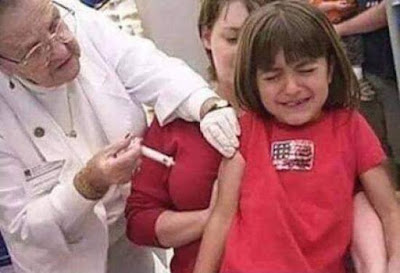 Kind bekommt Impfung von alter Ärztin lustig