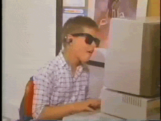 Kind mit Sonnenbrille vor Computer - spaßig gifs