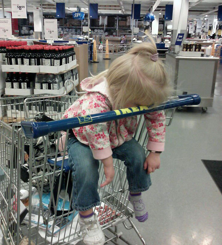Kind schläft im Einkaufswagen - Shoppen im Ikea lustige Langeweile
