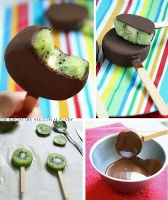 Kiwi mit Schokolade überzogen lustiges Dessert am Stiel