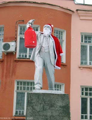 Komische Statue lustig Weihnachtsmann mit rotem Mantel und Geschenksack