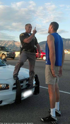 Komischer Polizist ermahnt 2 Meter hohen Mann lustig - erhobener Zeigefinger