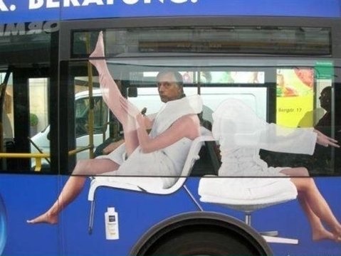Komisches Foto - Werbung mit dem Bus fahren