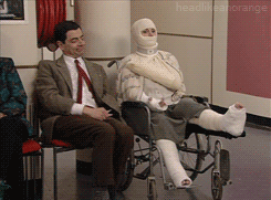 Krank beim Arzt in Rollstuhl und Gips lustig