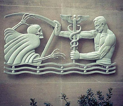 Krankenhaus witzig - Medizin Symbol - Mann kämpft mit Hermesstab gegen Tod