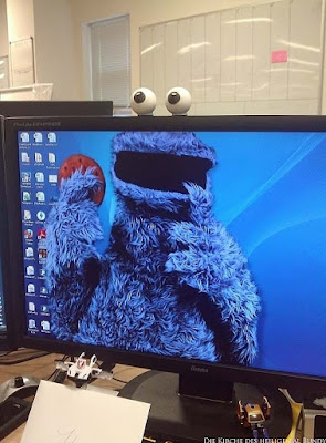 Krümelmonster mit Cookie Computer Desktop lustige Spassbilder