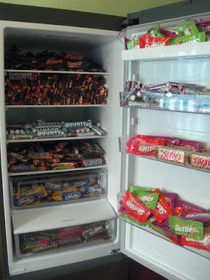 Kühlschrank voller Schokolade und Süßigkeiten lustig