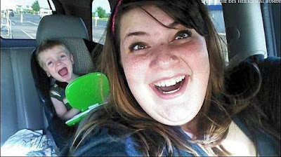 Lachen und weinen - Mama mit Kind im Auto lustig