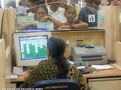 Lustige Bilder Arbeiten im Büro am Computer spielen und Kunden warten lassen - lachbild Lustige Bilder Arbeiten im Büro am Computer spielen und Kunden warten lassen - lachbild
