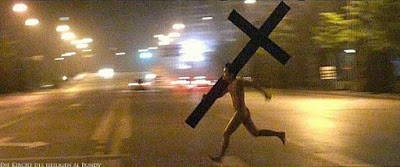 Mann rennt mit Kreuz über Straße - Diebstahl witzig