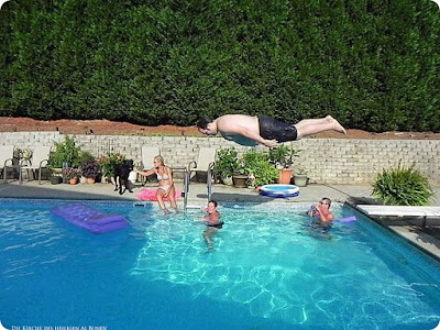 Lustige Bilder dicker Mann springt in den Pool Spaßbilder Sommer