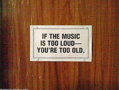 Lustige Bilder mit Text - Schild für alte Leute die sich über laute Musik aufregen