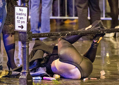 Lustige Frau in High Heels und Leggins fällt besoffen hin Lustige Frau in High Heels und Leggins fällt besoffen hin