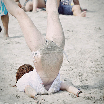 Lustige Frauen Bilder komisch hinfallen am Strand