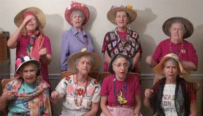 Lustige Gruppe alter Damen zeigt Stinkefinger