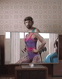 Lustige Gymnastik Bilder - Mann macht Sport mit Fernsehen und Bier