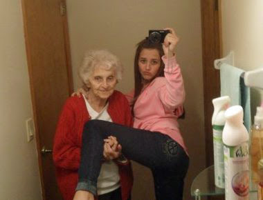 Lustige Oma Bilder mit Enkeltochter vor Spiegel