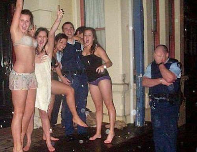 Lustige Polizei Bilder - Party mit Frauen