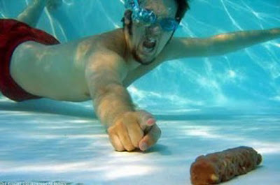 Extrem Lustige Sommer Bilder - Mann schwimmt im Freibad lachbilder
