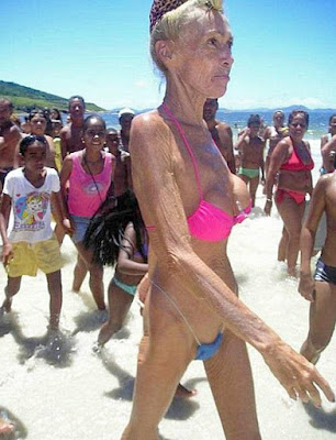 Lustige Strand Bilder - Oma im Bikini ekelhaft