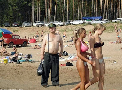 Lustige Strandbilder zum lachen Alter Mann und schöne Frauen im Bikini Lustige Strandbilder zum lachen Alter Mann und schöne Frauen im Bikini