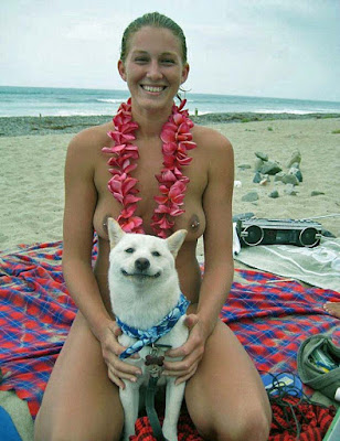 Lustige Urlaubsfotos - Frau am Strand mit lächelndem Hund
