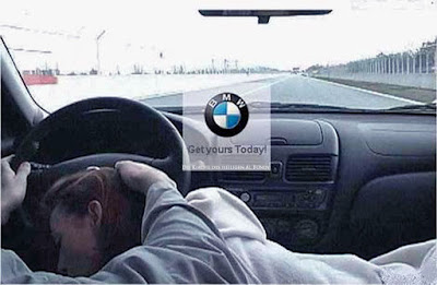 Lustige Werbung BMW - Mann und Frau fahren gemeinsam Auto zum lachen