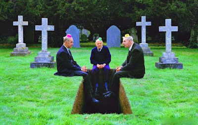 Lustige alte Leute auf Friedhof - Mit einem Bein im Grab witzig