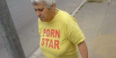 Lustige alte Oma läuft auf der Straße mit spaßigem T-Shirt