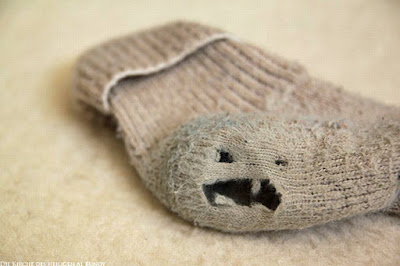 Lustige schmutzige Socke mit Loch