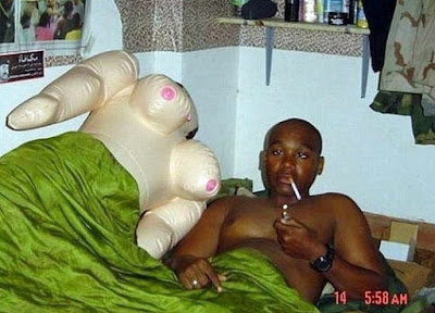 Lustige schwarze Menschen mit Gummipuppe - Peinliche Bilder Lustige schwarze Menschen mit Gummipuppe - Peinliche Bilder