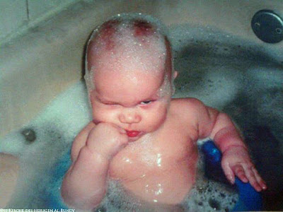 Lustiger Baby Blick in der Badewanne Spaßbilder