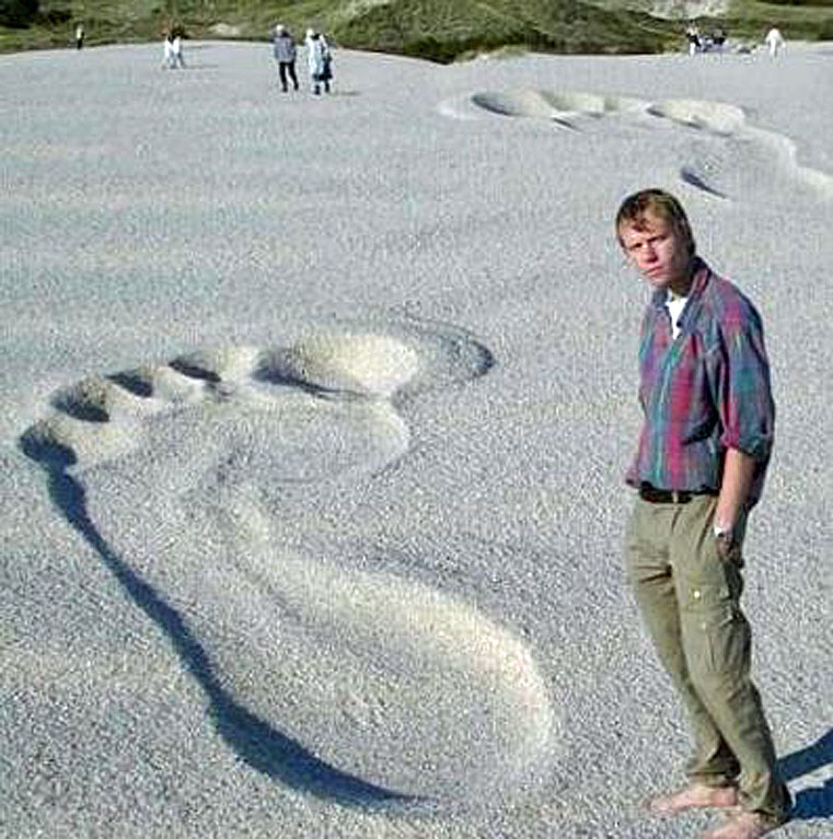 Lustiger Mann am Strand - Fußabdruck Täuschungsbilder witzig
