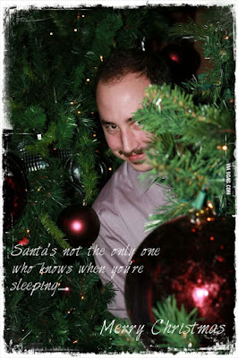 Lustiger Mann hinter Weihnachtsbaum Spassbilder