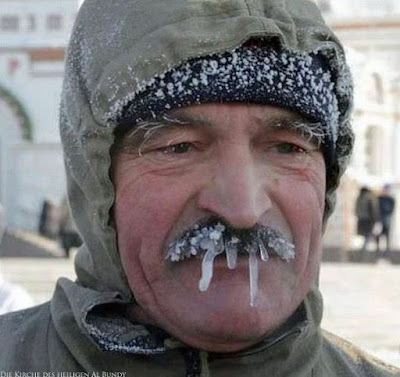 Lustiger Mann mit Eiszapfen am Oberlippen Bart - Witzige Menschen im Winter