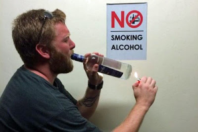 Lustiger Mann raucht Alkohol - Spaßbilder Warnschild