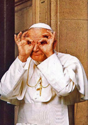 Lustiger Papst Glauben durch Fernglas schauen witzig