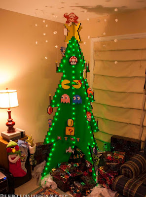 Lustiger ausgefallener Weihnachtsbaum im Wohnzimmer