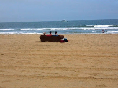 Lustiges Bild Frühling - drei Freunde auf Sofa am Strand Lustiges Bild Frühling - drei Freunde auf Sofa am Strand