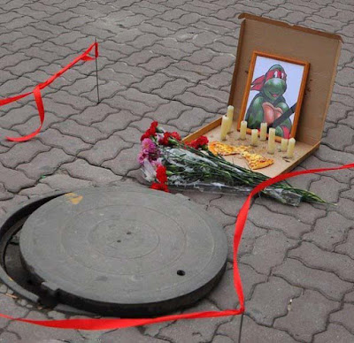 Gehweg - Lustiges Bild über Tod - Gullideckel Grab für Ninja Turtle
