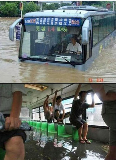 Lustiges Bus fahren in Asien bei Hochwasser