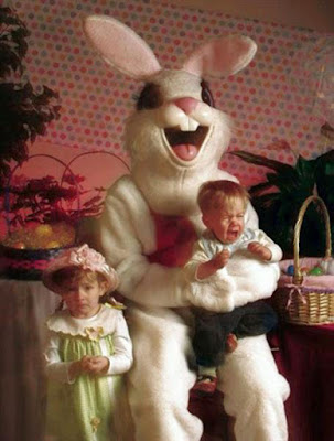Lustiges Familienfoto an Ostern Kind schreit
