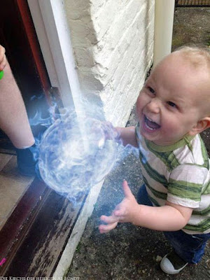 Lustiges hochbegabtes Kleindkind mit Plasmaball - lustige Fotomontage